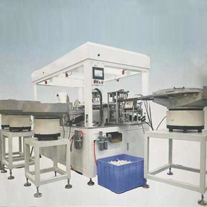 Large plastic needle automatic assembly machine